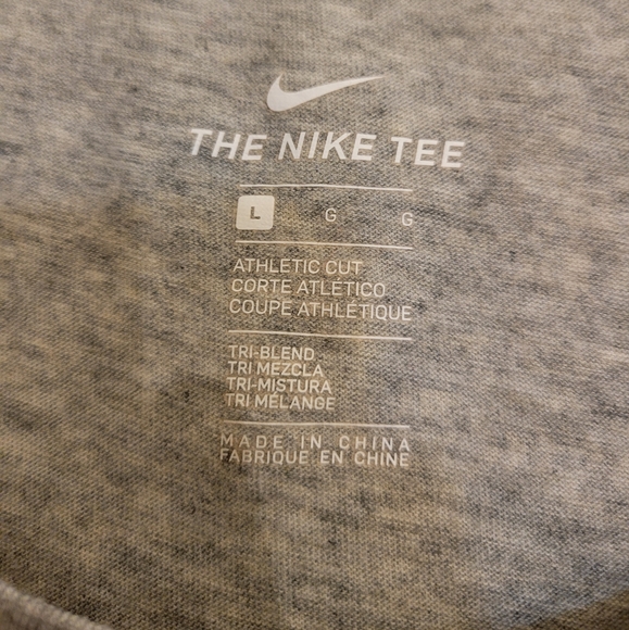 Grey Nike tshirt with cute pattern size Large - Picture 3 of 4